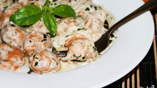 Томатные ньокки с базиликом и сметанным соусом