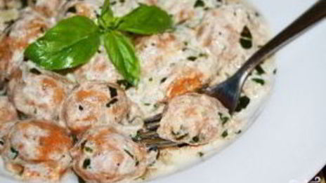 томатные ньокки с базиликом и сметанным соусом