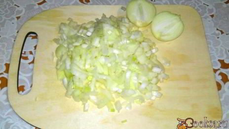 домашние вареники со сметанно-чесночным соусом и шкварками