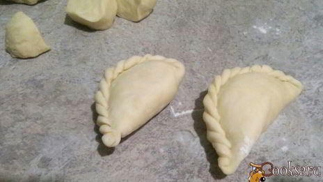 домашние вареники со сметанно-чесночным соусом и шкварками