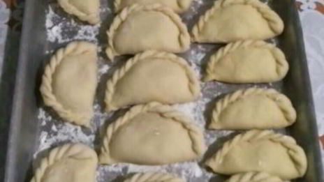 домашние вареники со сметанно-чесночным соусом и шкварками