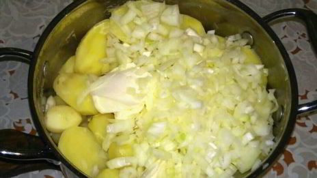 домашние вареники со сметанно-чесночным соусом и шкварками