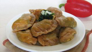 Красные вареники со шпинатом и яйцом