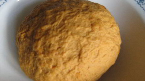 красные вареники со шпинатом и яйцом