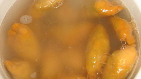 красные вареники со шпинатом и яйцом