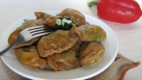 красные вареники со шпинатом и яйцом