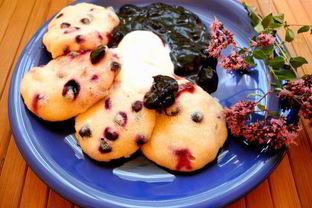 Ленивые вареники с черникой на пару