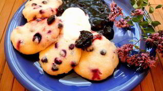 Ленивые вареники с черникой на пару