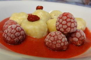 Ленивые вареники с ягодным соусом Кули