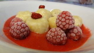 Ленивые вареники с ягодным соусом Кули