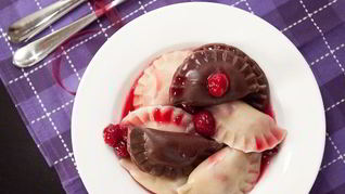 Постные вареники с вишней, шоколадом и вишневым соусом