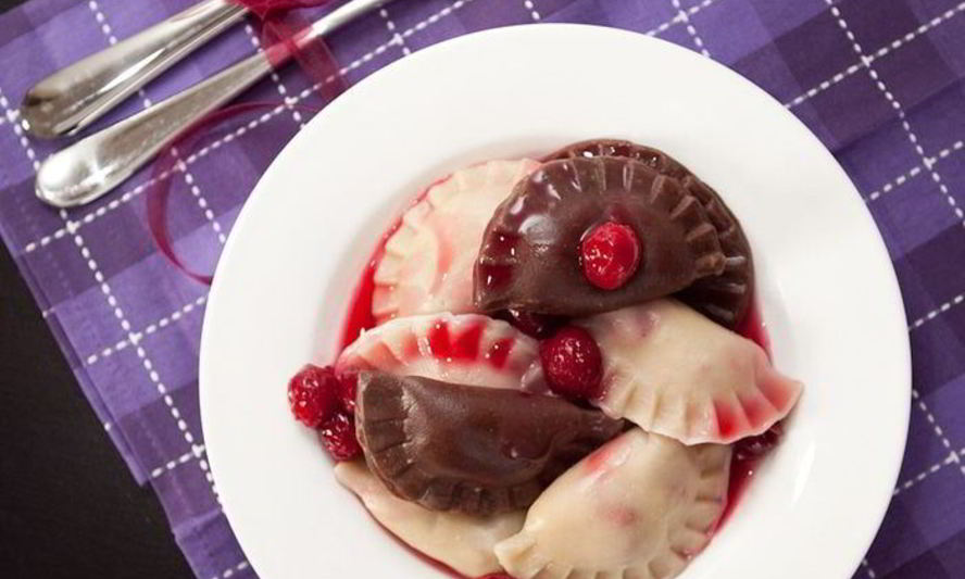 Рецепт постные вареники с вишней, шоколадом и вишневым соусом