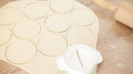 постные вареники с вишней, шоколадом и вишневым соусом