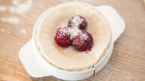 постные вареники с вишней, шоколадом и вишневым соусом