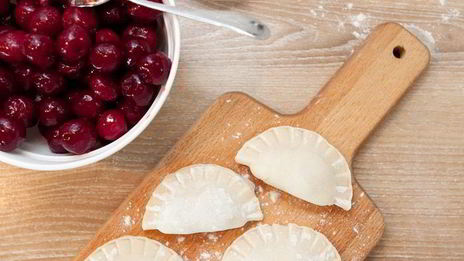 постные вареники с вишней, шоколадом и вишневым соусом