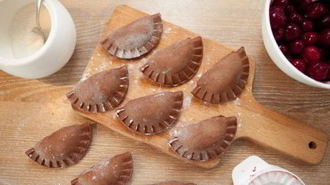 постные вареники с вишней, шоколадом и вишневым соусом