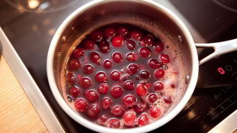 постные вареники с вишней, шоколадом и вишневым соусом