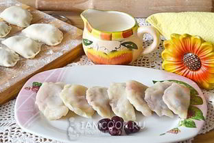 Творожные вареники с вишней