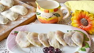 Творожные вареники с вишней