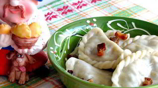 Вареники с капустой, грибами и шкварками