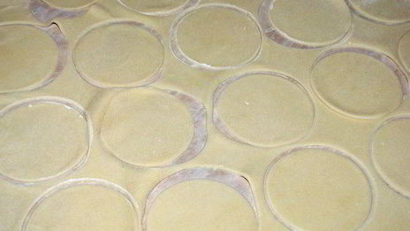 вареники с капустой, грибами и шкварками