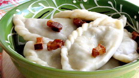 вареники с капустой, грибами и шкварками