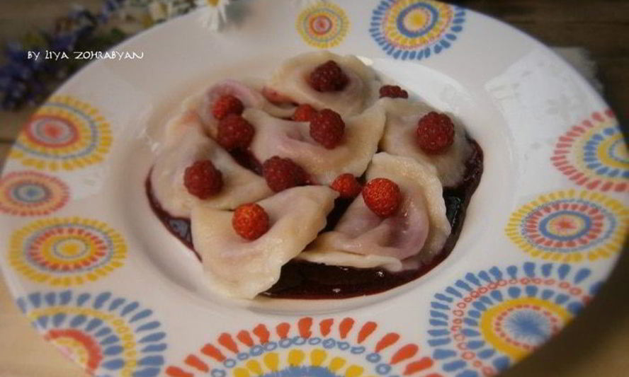 Рецепт вареники с вишней и ягодным соусом