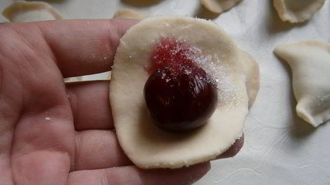 вареники с вишней и ягодным соусом