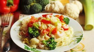 Яичная лапша с креветками