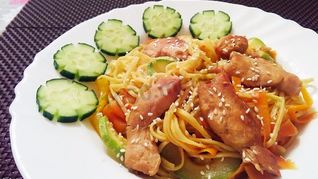 Яичная лапша с курицей и овощами