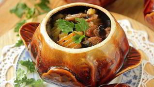 Ароматное жаркое из свинины в горшочке