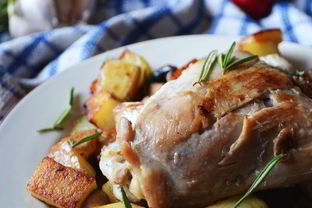 Куриное жаркое с грибами, картофелем и розмарином