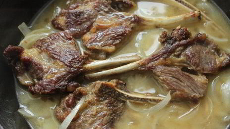 жаркое из баранины с молодой фасолью в тминном соусе