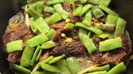 жаркое из баранины с молодой фасолью в тминном соусе