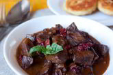Жаркое из говядины с клюквой