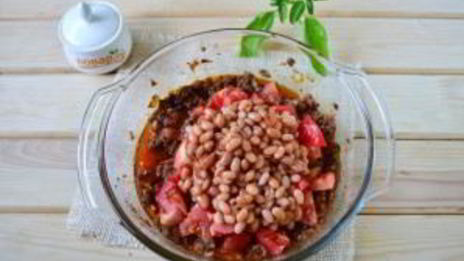 жаркое из говяжьего фарша, помидоров и фасоли