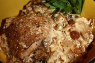 Жаркое из курицы с изюмом в горшочках