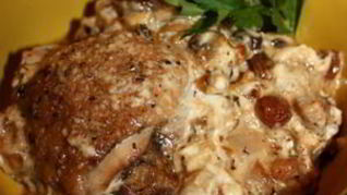 Жаркое из курицы с изюмом в горшочках