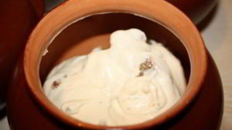 жаркое из курицы с изюмом в горшочках