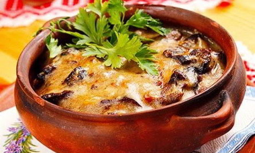 Рецепт жаркое из сердечек с шампиньонами в горшочке