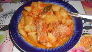 Жаркое из свиных ребрышек с картошкой в горшочках