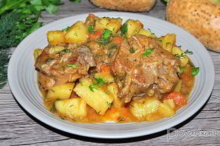 Жаркое из телячьих хвостов с картофелем