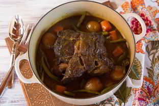 Жаркое с говядиной, картофелем и фасолью