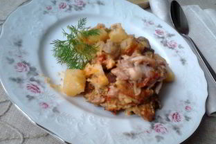 Жаркое с курицей и грибами в горшочке