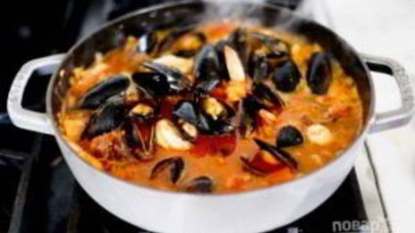 жаркое с рыбой и морепродуктами в томатном соусе