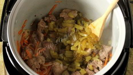 жаркое с солеными огурцами в мультиварке