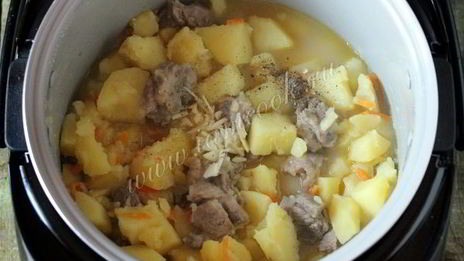 жаркое с солеными огурцами в мультиварке