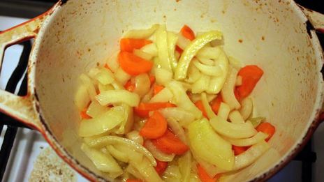 жаркое с языком и беконом под крышкой из слоеного теста сытый патрик