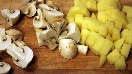 жаркое с языком и беконом под крышкой из слоеного теста сытый патрик