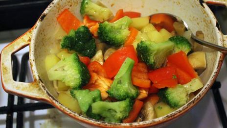 жаркое с языком и беконом под крышкой из слоеного теста сытый патрик